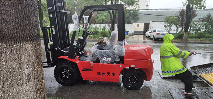 下雨天走一臺杭州叉車A30兩節(jié)4.5米門架老板用車發(fā)財